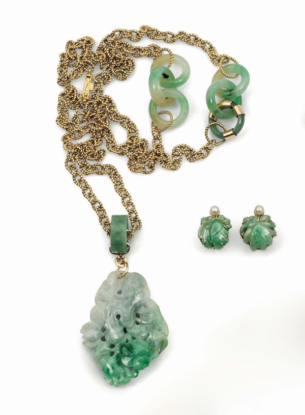 Suite consisting of a necklace and earrings in jadite set in yellow gold
