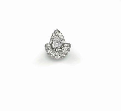 Anello con Diamante Centrale Taglio a Goccia di Ct 1,60 Circa, Diamanti a Contorno Taglio a Brill...