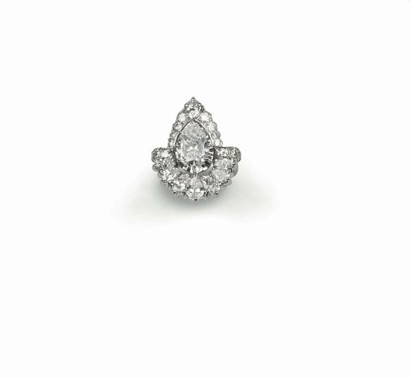 Anello con diamante centrale taglio a goccia di ct 1,60 circa, diamanti a contorno taglio a brillante e a goccia