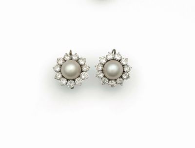 Orecchini con Perle Akoja e Diamanti a Contorno