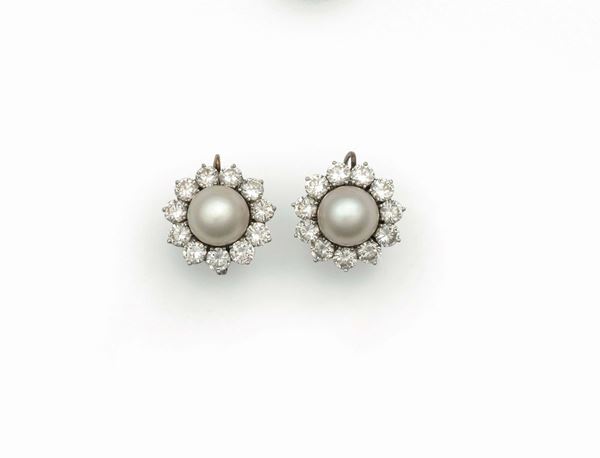 Earrings with Akoja pearls bordered with diamonds set in white gold