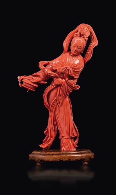 Grande Figura di Guanyin Scolpita in Corallo con Uccellino tra i Capelli, Cina, Inizio XX Secolo