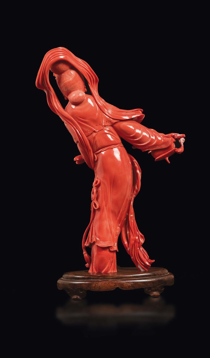 Grande Figura di Guanyin Scolpita in Corallo con Uccellino tra i Capelli, Cina, Inizio XX Secolo