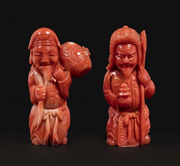 Due piccole figure in corallo raffiguranti saggio con bisaccia e guerriero con lancia, Cina, inizio XX secolo