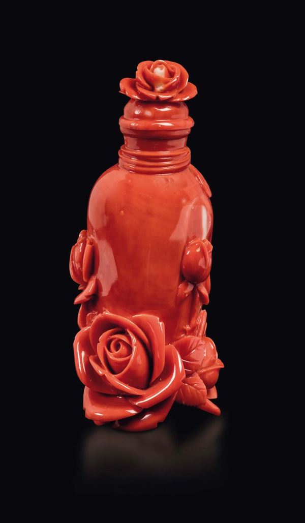 Vasetto scolpito in corallo con coperchio con decoro di rose a rilievo, Cina, inizio XX secolo