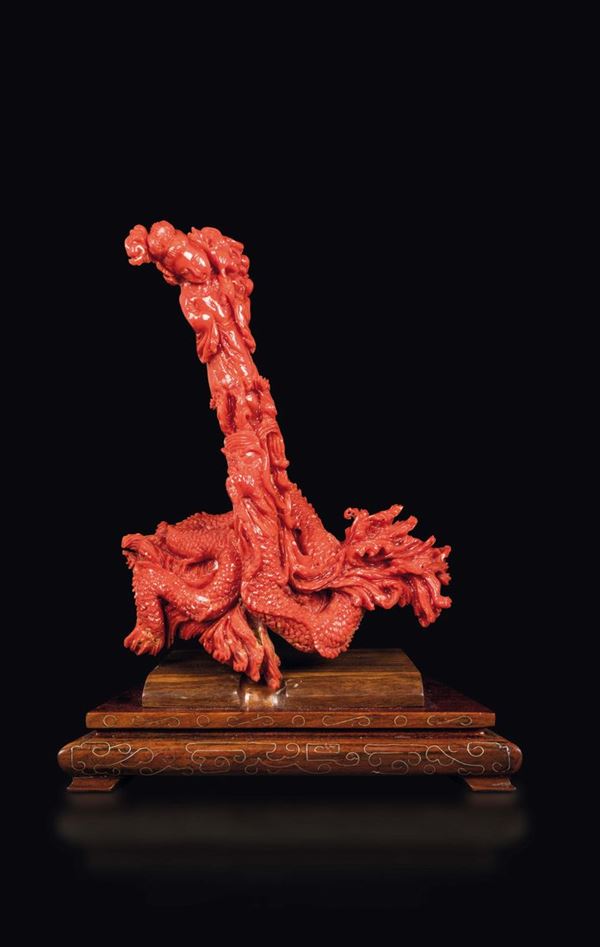 Figura di Guanyin scolpita in corallo su drago, Cina, inizio XX secolo