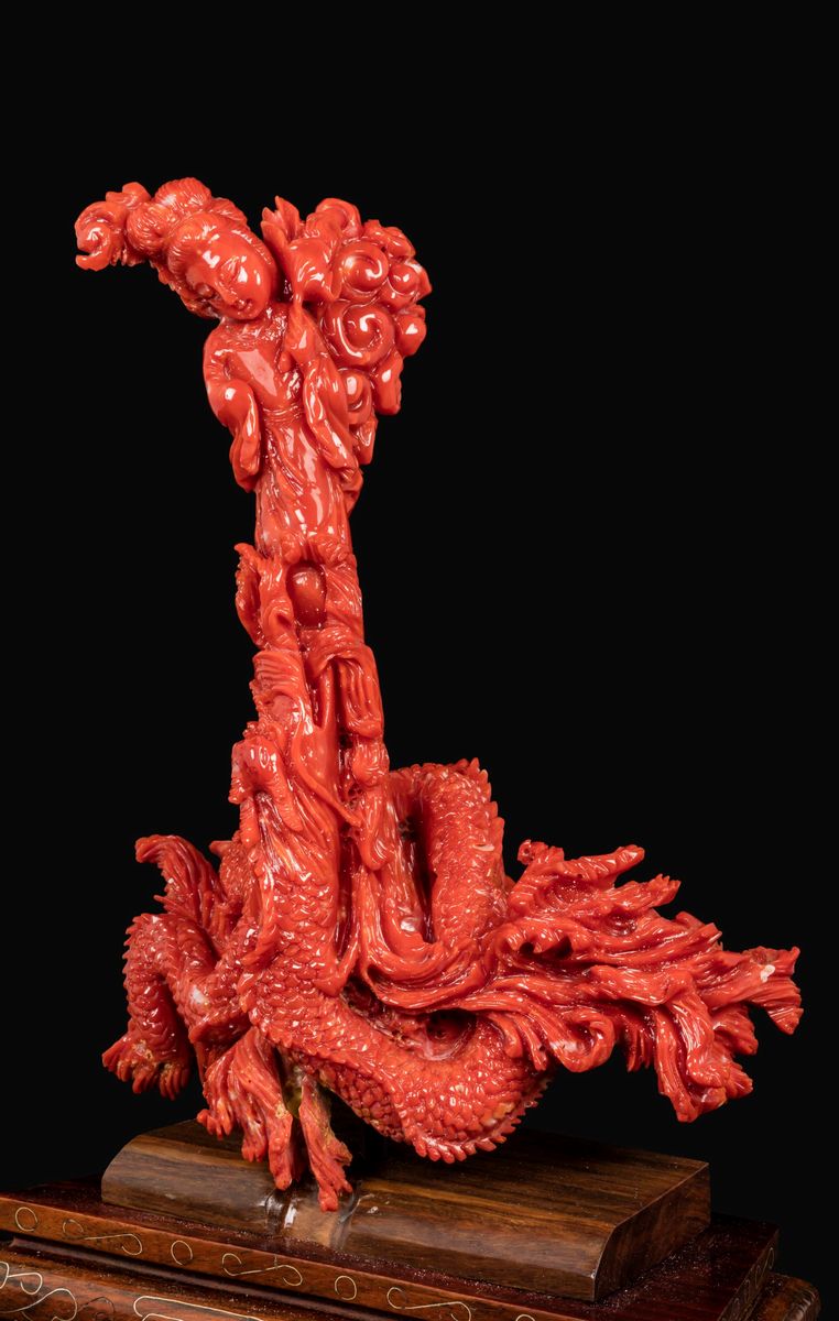 Figura di Guanyin Scolpita in Corallo su Drago, Cina, Inizio XX Secolo