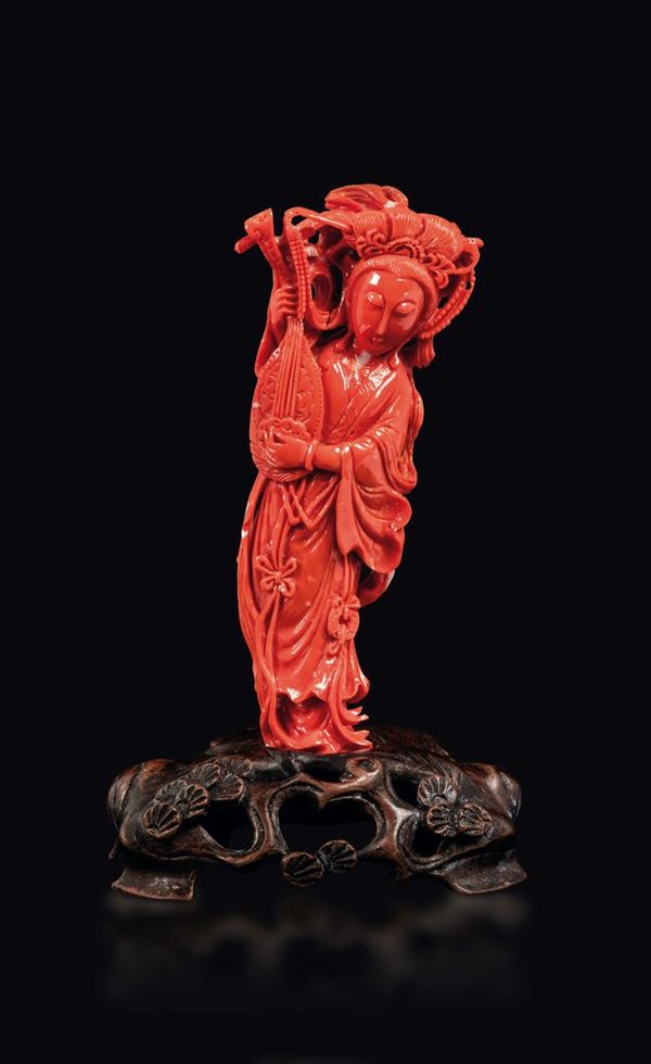 Figura di Guanyin scolpita in corallo con strumento musicale, Cina, inizio XX secolo