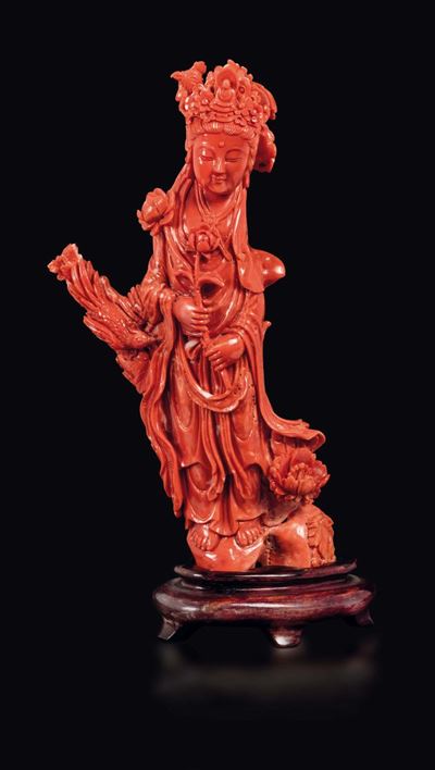 Figura di Guanyin Scolpita in Corallo su Roccia con Fiori e Due Fenici, Cina, Inizio XX Secolo