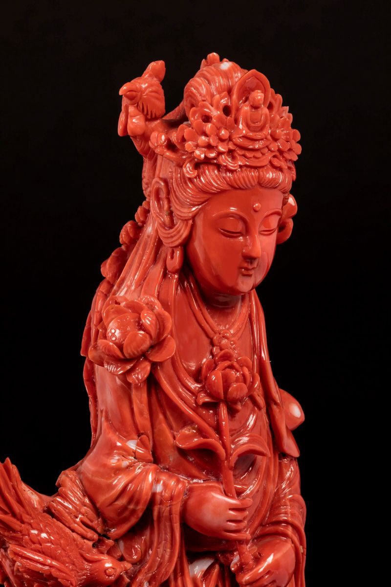 Figura di Guanyin Scolpita in Corallo su Roccia con Fiori e Due Fenici, Cina, Inizio XX Secolo
