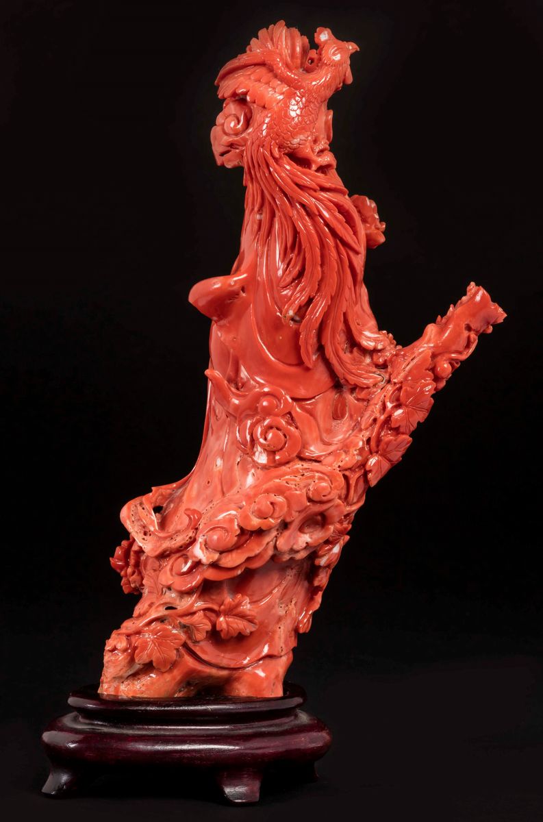 Figura di Guanyin Scolpita in Corallo su Roccia con Fiori e Due Fenici, Cina, Inizio XX Secolo