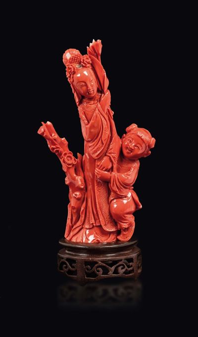 Figura di Guanyin Scolpita in Corallo con Fanciulla, Cina, Inizio XX Secolo