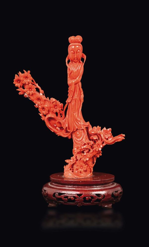 Figura di Guanyin scolpita in corallo con fiori, Cina, inizio XX secolo