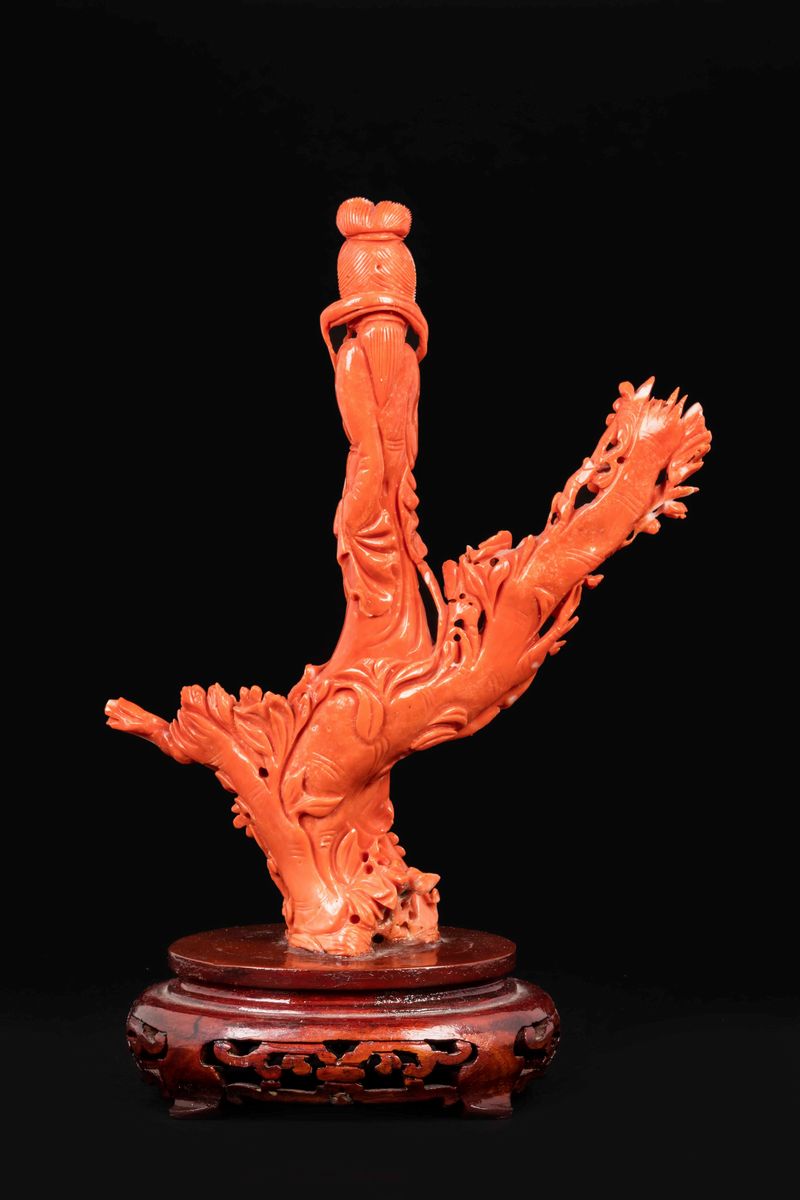 Figura di Guanyin Scolpita in Corallo con Fiori, Cina, Inizio XX Secolo