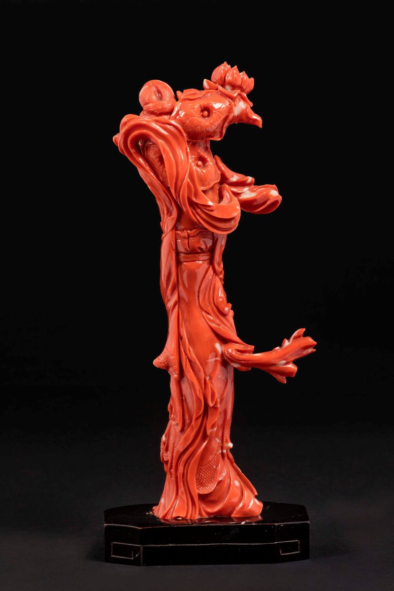 Due Figure di Guanyin Scolpite in Corallo con Fiori, Cina, Inizio XX Secolo