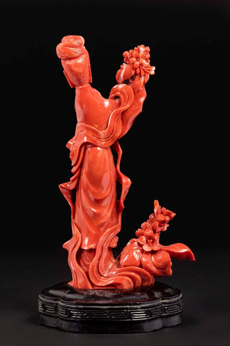 Due Figure di Guanyin Scolpite in Corallo con Fiori, Cina, Inizio XX Secolo