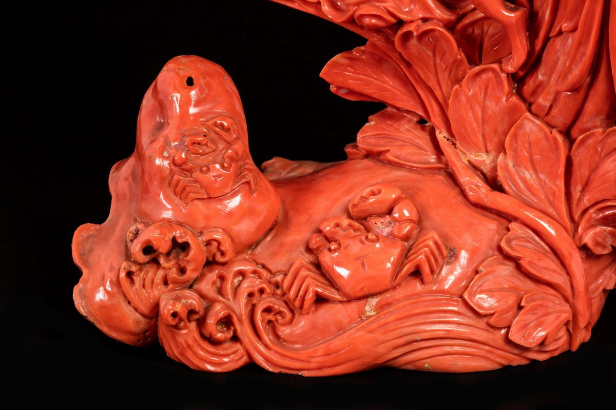 Gruppo Scolpito in Corallo Raffigurante Tre Guanyin con Vasi, Fiori e Cagnolino, Cina, Inizio XX ...