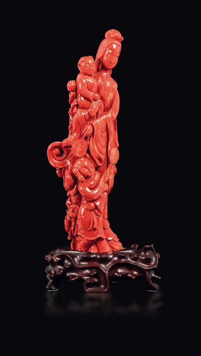 Figura di Guanyin in Corallo con Due Bambini e Due Ventagli, Cina, Dinastia Qing, XIX Secolo