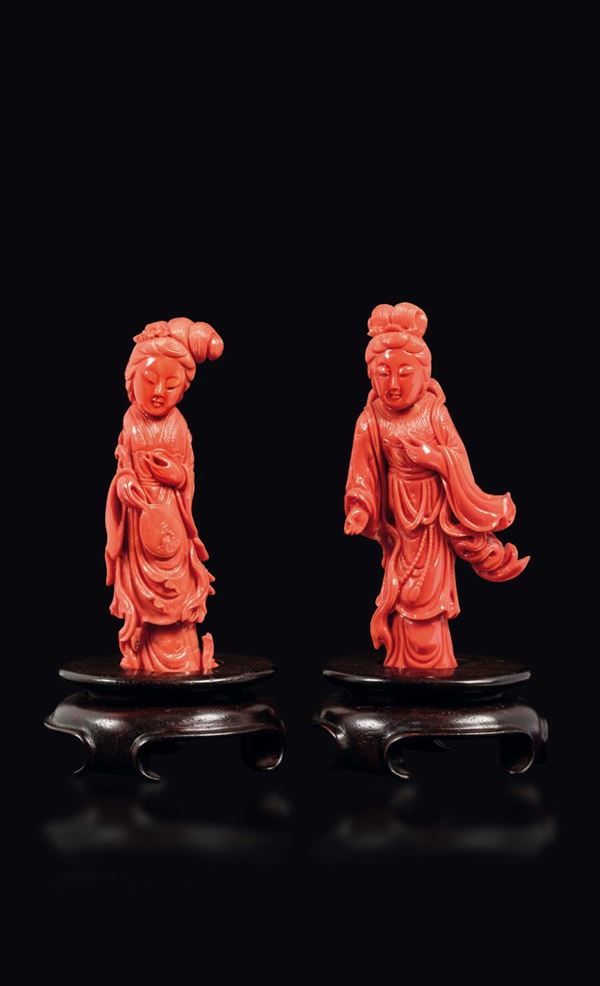 Due piccole figure di Guanyin in corallo, Cina, inizio XX secolo