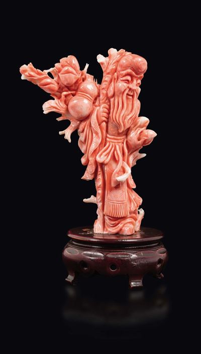 Figura di Saggio con Pesche Scolpito in Corallo Rosa, Cina, Inizio XX Secolo