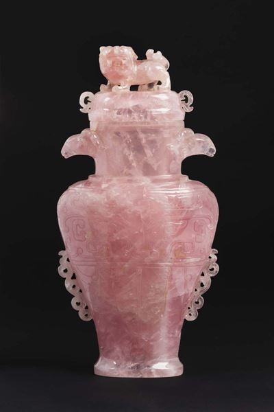Vaso con Coperchio Sormontato da Cane di Pho in Quarzo Rosa, Cina, XX Secolo
