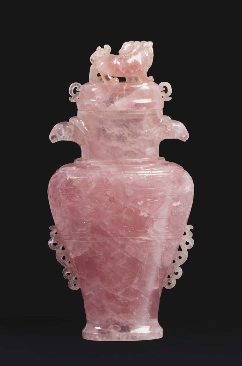 Vaso con Coperchio Sormontato da Cane di Pho in Quarzo Rosa, Cina, XX Secolo