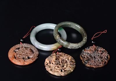 Lotto Composto da Due Bracciali in Giada Verde e Giadeite e Tre Ciondoli in Giada Marrone, Cina, ...