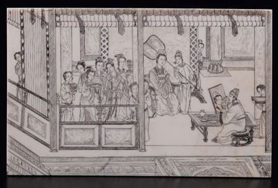 Placca in Avorio Raffigurante Scena di Corte con Pittore ed Iscrizione sul Retro, Cina, Inizio XX...