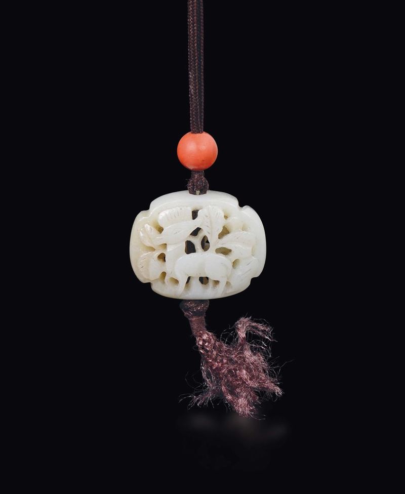 Ciondolo in giada bianca con intaglio a traforo raffigurante cervo, Cina, Dinastia Qing, XIX secolo  - Asta Fine Chinese Works of Art - Cambi Casa d'Aste