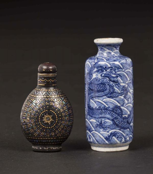 Due snuff bottles, una in porcellana bianca e blu marcata ed una in legno laccato con firma, Cina, Dinastia Qing, XIX secolo