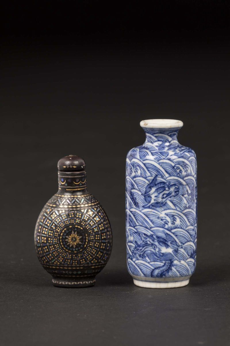 Due Snuff Bottles, una in Porcellana Bianca e Blu Marcata ed una in Legno Laccato con Firma, Cina...