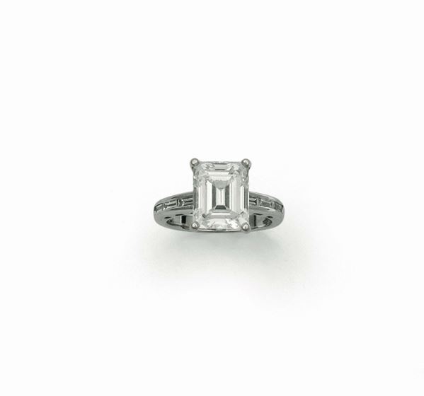 Emerald-cut diamonds wheighing 5.35 ct. IGI diamond report 