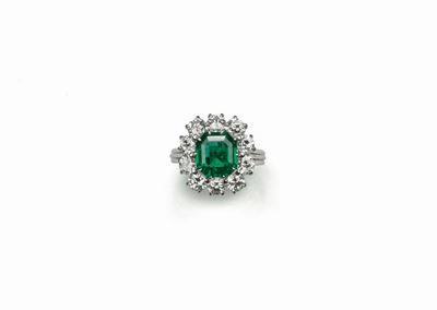 Anello con Smeraldo Colombia e Diamanti a Contorno