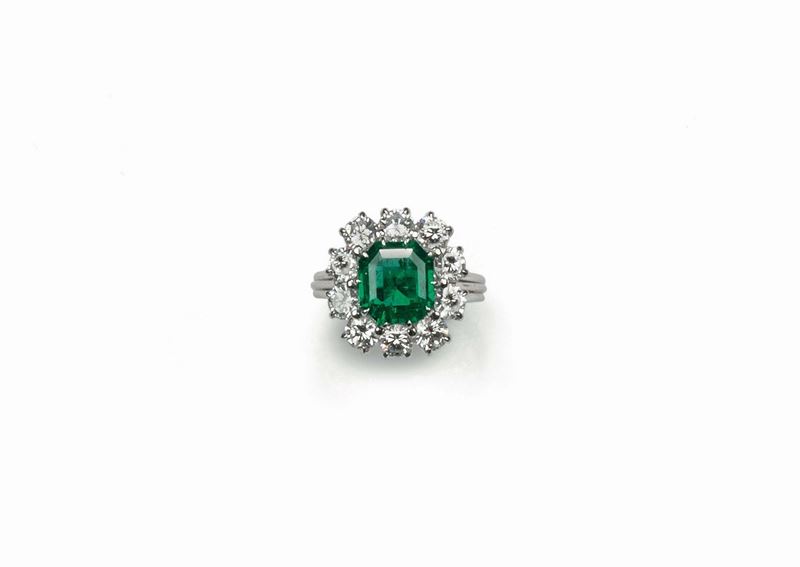 Ring with a Colombian emerald bordered with diamonds and set in white gold  - Auction Fine Jewels - Cambi Casa d'Aste