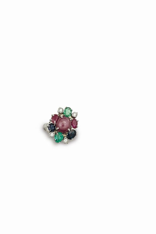 Anello con rubino taglio cabochon e diamanti, zaffiri, smeraldi e rubini a contorno