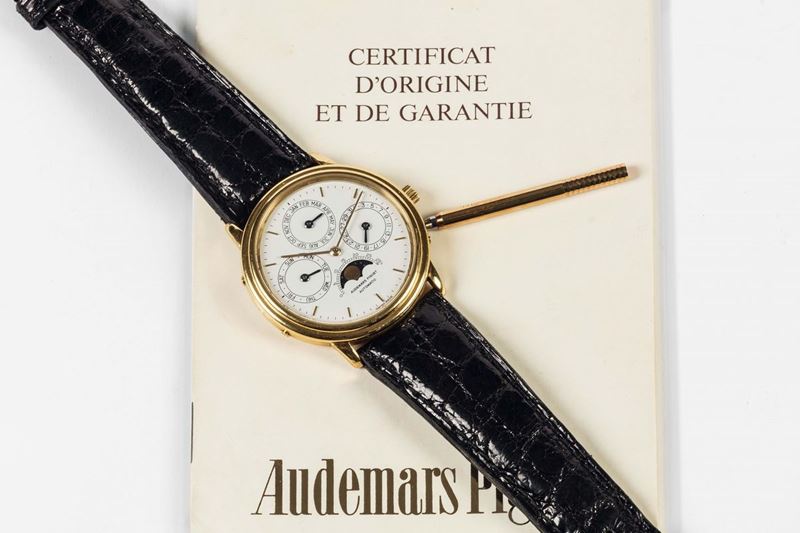 AUDEMARS PIGUET, Genève, Quantieme Perpetuel Automatique, YELLOW GOLD,  movement No. 273918, Ref. Made in the 1980s. Very fine, astronomic, self-winding, 18K yellow gold wristwatch with perpetual calendar, moon phases and an integral 18K yellow gold Audemars Piguet buckle. Accompanied by the original box, Guarantee, booklets, push pin and additional original strap.  - Auction Watches and Pocket Watches - Cambi Casa d'Aste