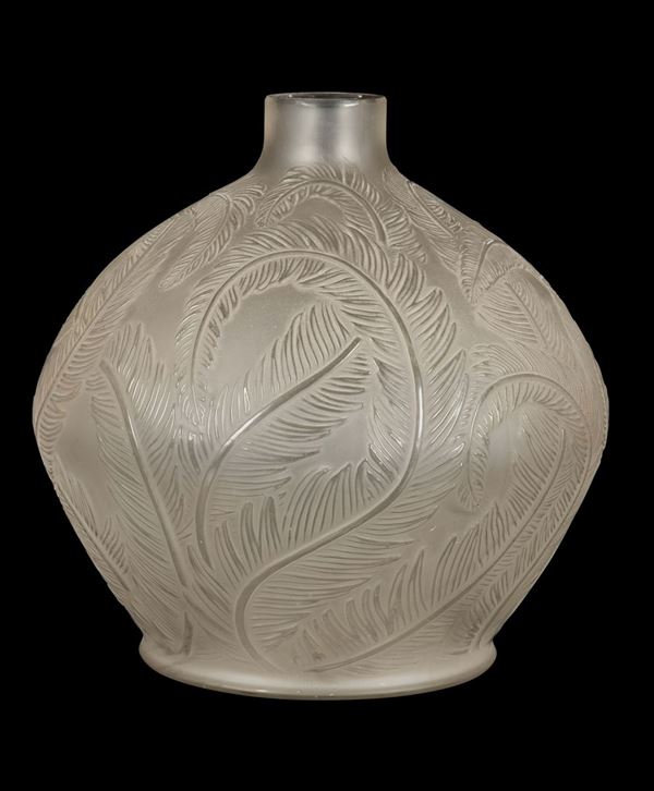 René Lalique (1860-1945), France Vaso “Plumes”, modello creato nel 1920