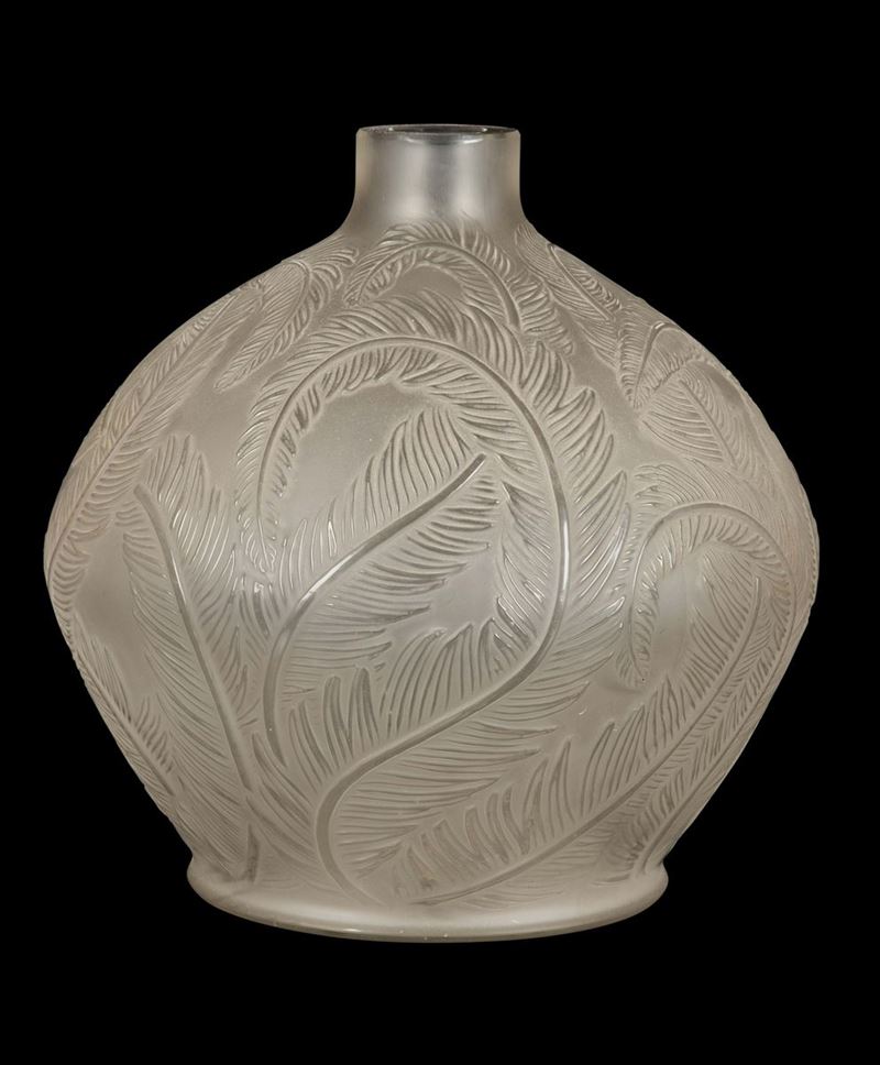 René Lalique (1860-1945), Francia Vaso “Plumes”, modello creato nel 1920  - Asta Arti Decorative del XX secolo - Cambi Casa d'Aste