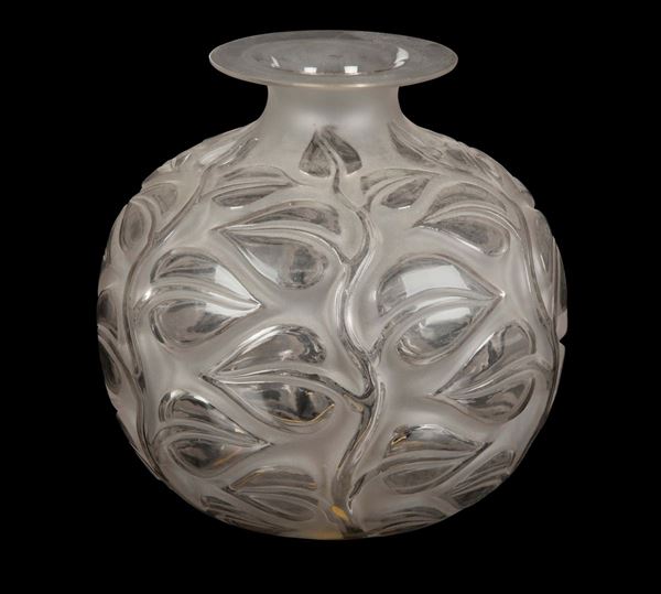 René Lalique (1860-1945), France Vaso “Sophora”, modello creato nel 1926