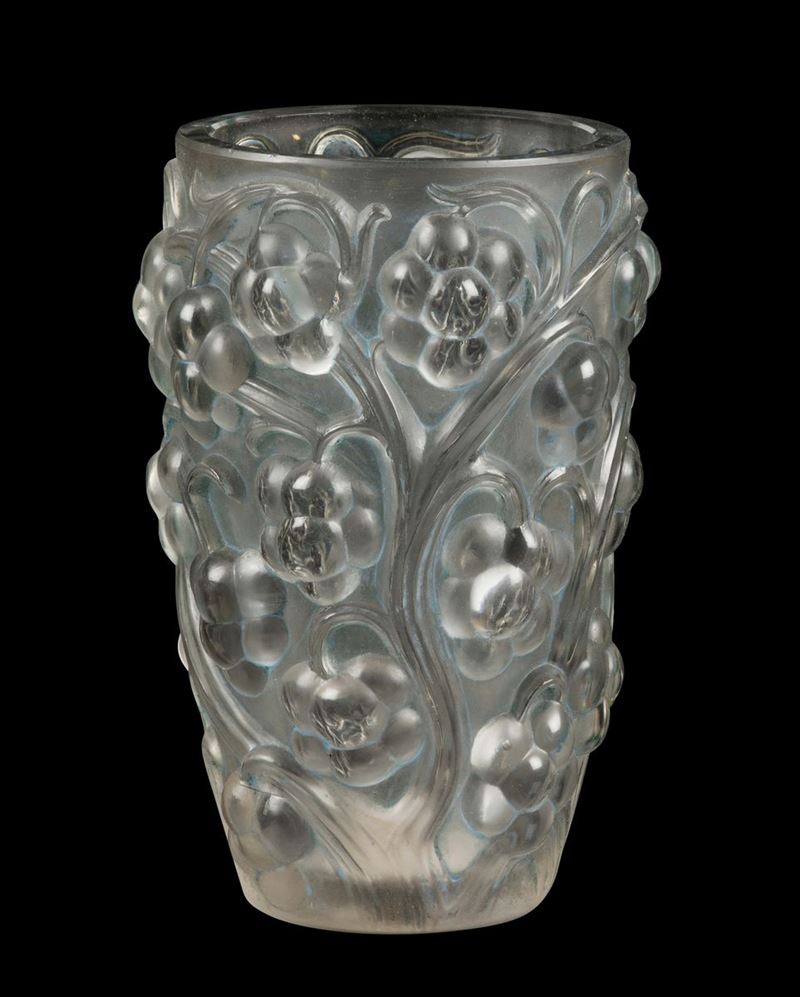 René Lalique (1860-1945), Francia Vaso “Raisins”, modello creato nel 1928  - Asta Arti Decorative del XX secolo - Cambi Casa d'Aste