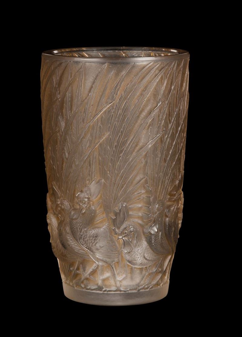 René Lalique (1860-1945), Francia Vaso “Coqs e Plumes”, modello creato nel 1920/32  - Asta Arti Decorative del XX secolo - Cambi Casa d'Aste