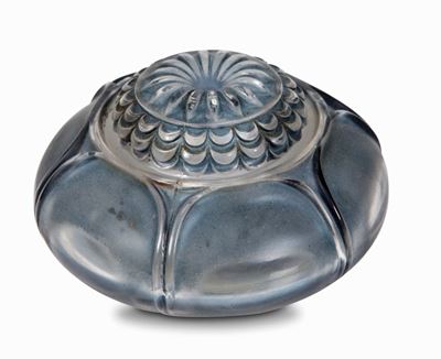 René Lalique (1860-1945), Franciacalamaio con Coperchio, Modello “nenuphar”