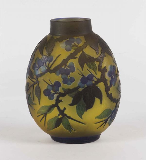Vaso ovale in vetro soffiato a cammeo con decoro floreale