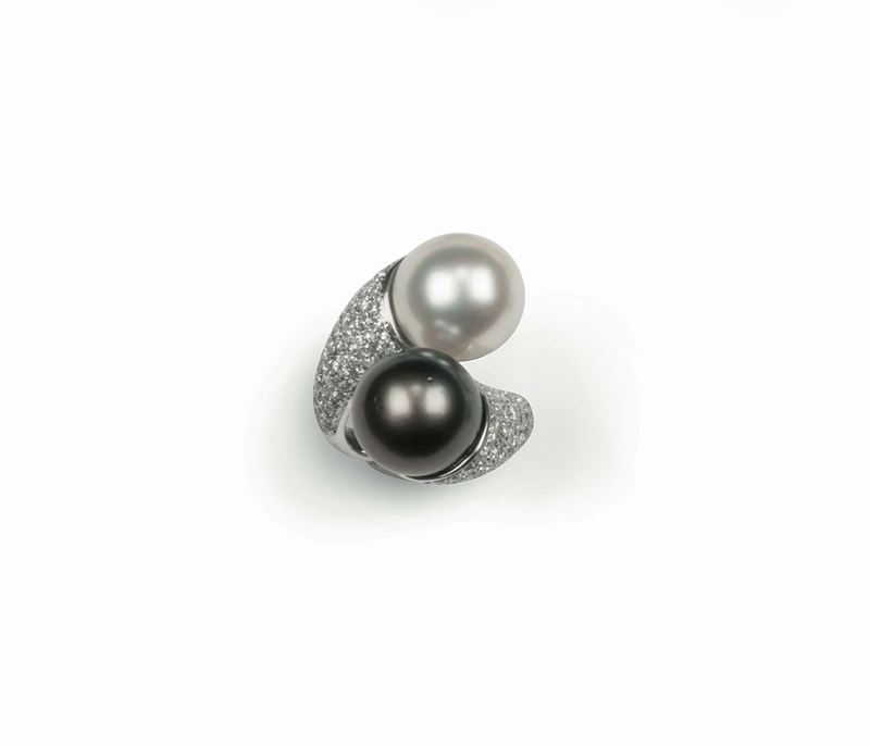Crossover ring with black and white cultured pearls set in white gold  - Auction Fine Jewels - Cambi Casa d'Aste