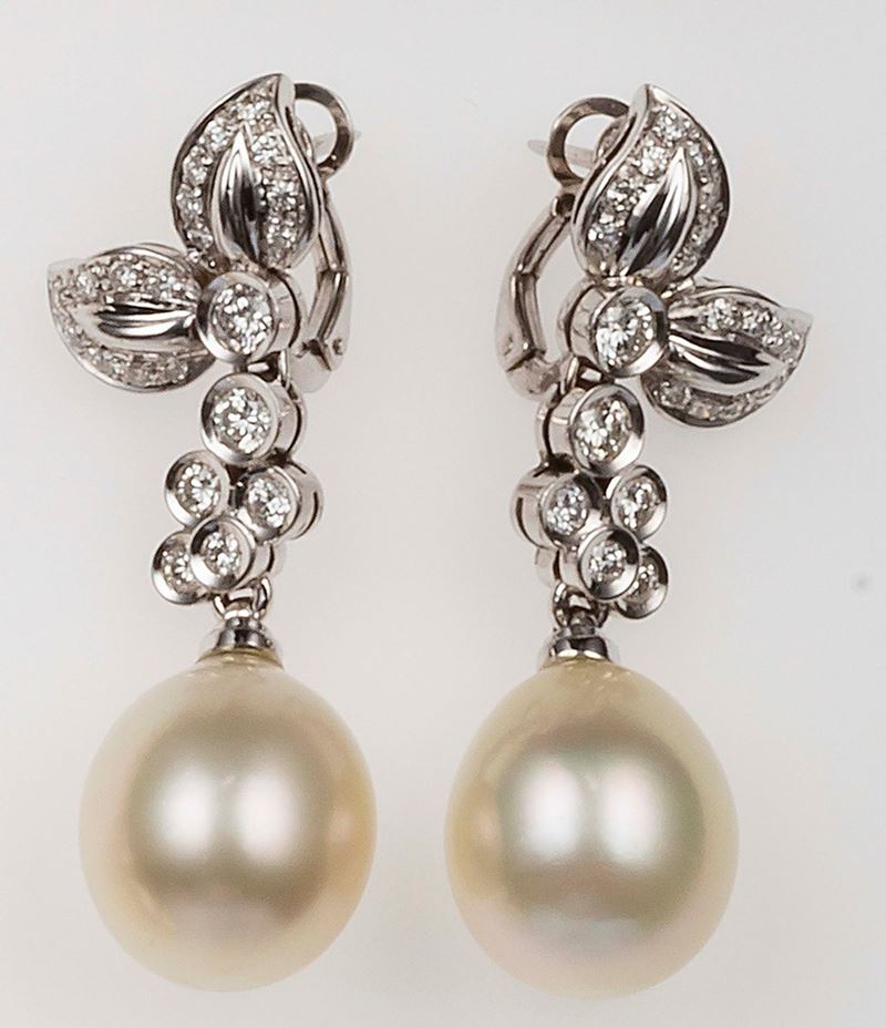 Pair of cultured pearl and diamond pendent earrings  - Auction Fine Jewels - II - Cambi Casa d'Aste
