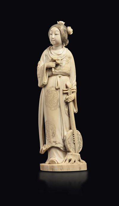 Figura di Geisha in Avorio con Strumento Musicale e Mazzo di Fiori, Giappone, Inizio XX Secolo
