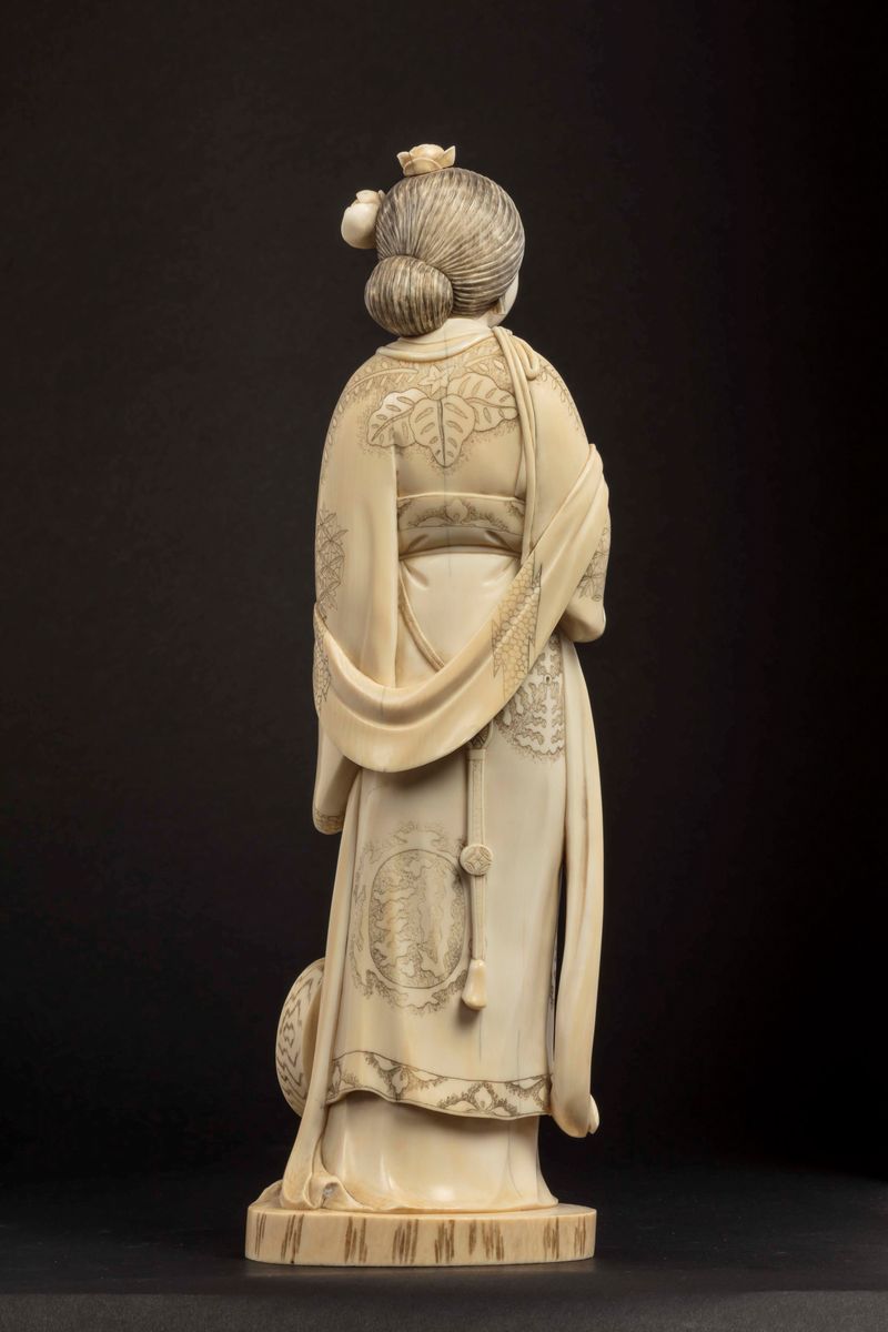 Figura di Geisha in Avorio con Strumento Musicale e Mazzo di Fiori, Giappone, Inizio XX Secolo