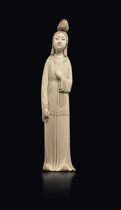 Figura di Geisha in Avorio con Decoro di Fiori di Loto sulla Veste, Giappone, Inizio XX Secolo