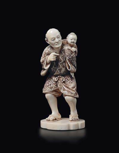 Figura di Contadino in Avorio con Bambino sulle Spalle, Giappone, Inizio XX Secolo