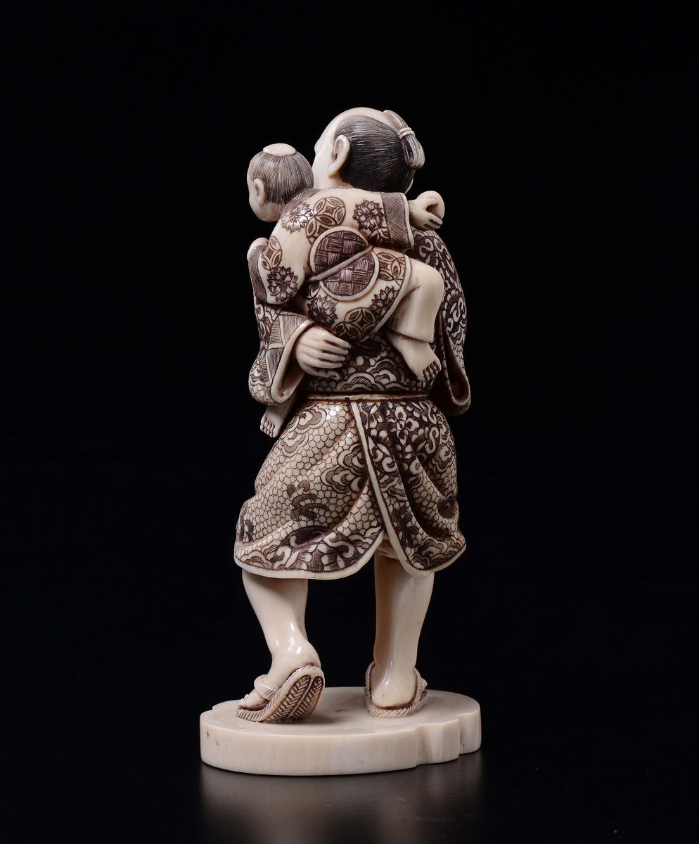 Figura di Contadino in Avorio con Bambino sulle Spalle, Giappone, Inizio XX Secolo